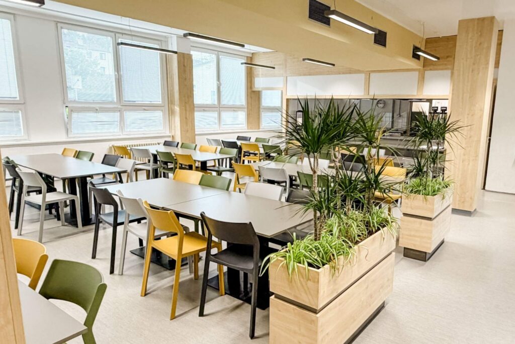Školní jídelna Hořovice - po rekonstrukci je jídelna světlá, vzdušná a moderní